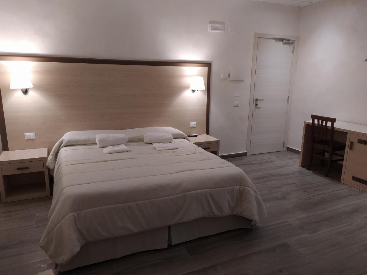 Hotel Holiday ฟอจเจีย ภายนอก รูปภาพ